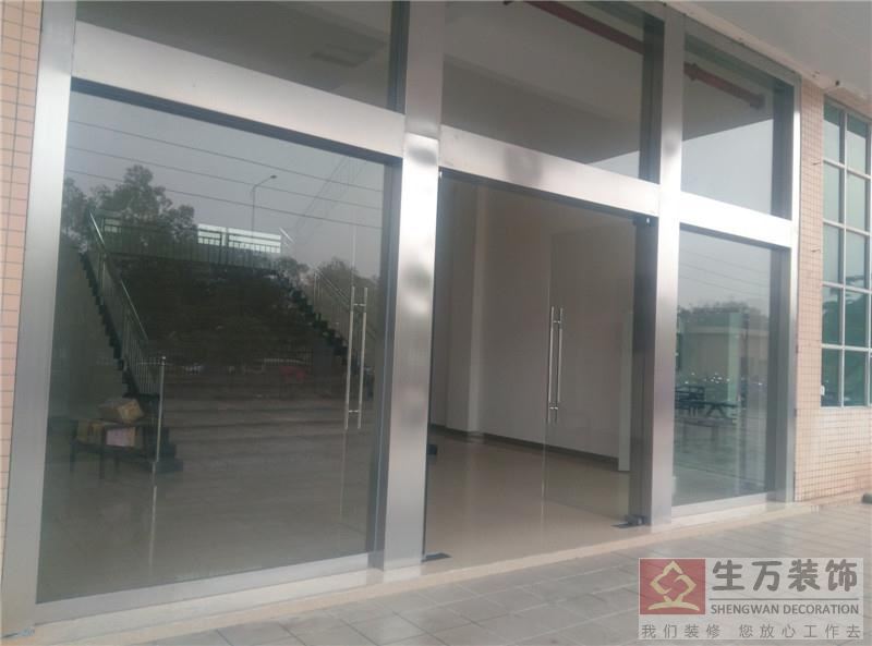 办公楼安装钢化玻璃大门，不锈钢门框。